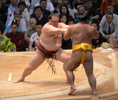 　松鳳山（右）を押し出しで下す稀勢の里