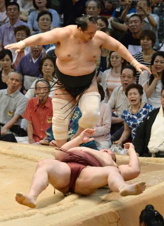 　稀勢の里（下）がはたき込みで安美錦に敗れる＝愛知県体育館