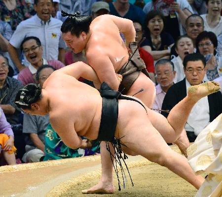　白鵬が上手投げで勢を下す＝愛知県体育館
