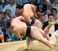 　白鵬が上手投げで勢を下す＝愛知県体育館