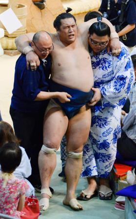 　日馬富士との一番で負傷し、顔をゆがめ引き揚げる豊真将＝愛知県体育館