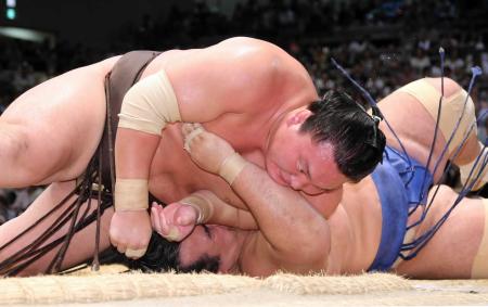 　小手投げで琴奨菊を下す白鵬（上）