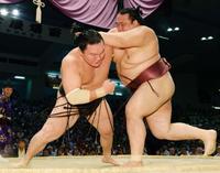 　白鵬は小手投げで稀勢の里に敗れる＝愛知県体育館