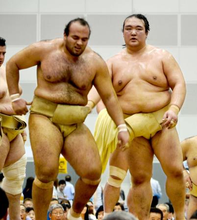 　大砂嵐（左）に稽古をつける稀勢の里