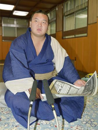 　大相撲秋場所の新番付を手に記者会見する横綱白鵬＝１日午前、東京都墨田区の宮城野部屋