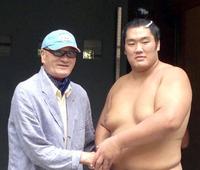 元横綱の輪島氏が元気な姿