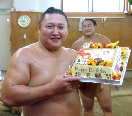 　４０歳の誕生日にケーキをプレゼントされ、笑顔の旭天鵬＝１３日、東京都墨田区の友綱部屋
