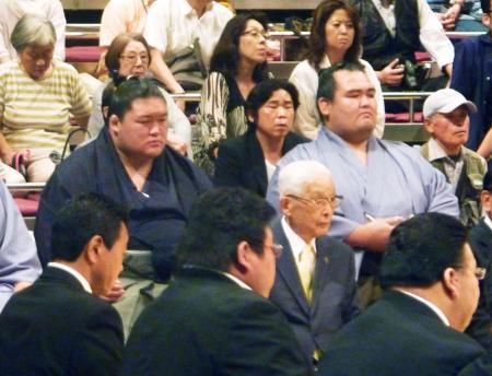 　大相撲秋場所開幕を控え、土俵祭りに参加した新大関豪栄道（左）ら＝１３日、東京・両国国技館