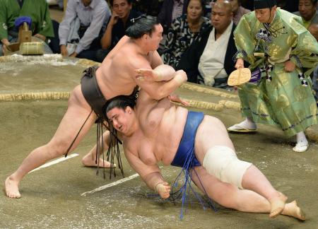 　白鵬が引き落としで碧山を下す＝両国国技館