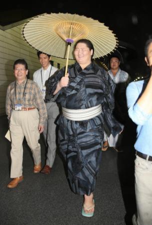 　雨の中、笑顔を見せ引き揚げる逸ノ城