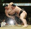 　白鵬が稀勢の里を寄り倒す＝両国国技館