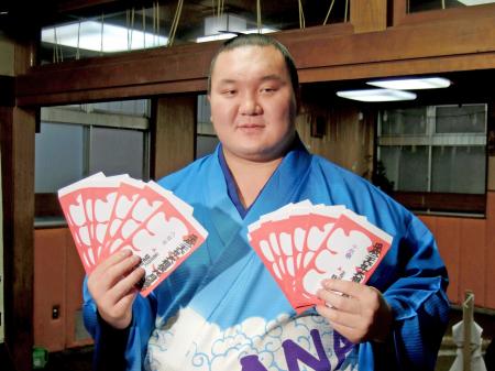 　秋場所の大入り袋を手に３１回目の優勝の喜びをかみしめる白鵬