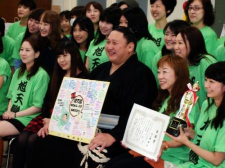 　４０歳と勝ち越しを祝うお誕生会でファンと記念撮影する旭天鵬（東京・両国国技館）