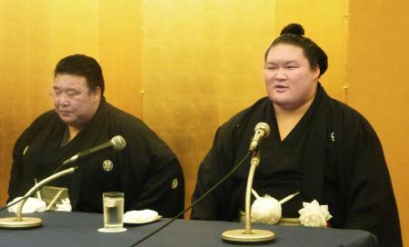 　大関昇進披露祝賀会を終え、境川親方（左）と記者会見する豪栄道＝５日、東京都内のホテル