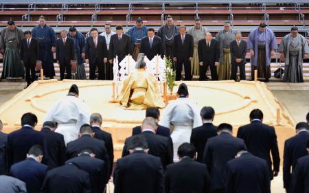 　大相撲九州場所を前に行われた土俵祭り＝８日、福岡市の福岡国際センター