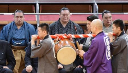 　土俵祭りに参加した（左から）鶴竜、白鵬、日馬富士＝福岡国際センター