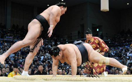 　豊ノ島（右）をはたき込みで破った旭天鵬（撮影・佐々木彰尚）