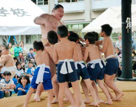 　小学生と相撲を取る逸ノ城