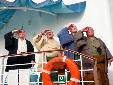 　豪華客船「飛鳥２」でポーズをとる（左から）横綱白鵬、大関稀勢の里、勢、豊ノ島