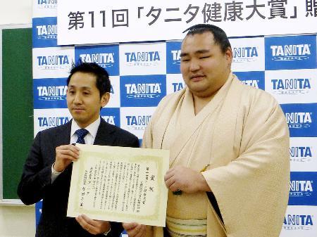 　「タニタ健康大賞」を受賞した日本相撲協会を代表して表彰式に出席した横綱鶴竜関＝１８日、東京都墨田区の両国国技館