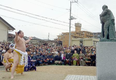 　常陸山像の前で土俵入りを披露する横綱白鵬＝２０日、水戸市