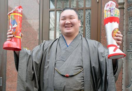 　クリスマスグッズを手に、笑顔の横綱白鵬＝２４日、東京都墨田区の宮城野部屋