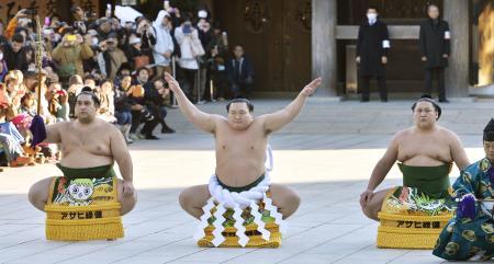 　奉納土俵入りを披露する横綱白鵬。太刀持ち魁聖（左）、露払い旭天鵬＝７日、東京・明治神宮