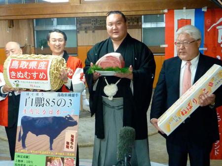 　鳥取県から和牛肉、県産米などを贈呈された白鵬。左は平井知事、右端は宮城野親方