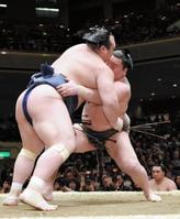 白鵬３連勝　横綱相撲で宝富士を一蹴