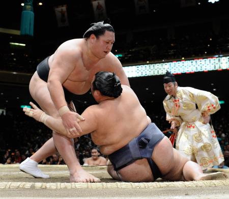 　豊ノ島（右）を小手投げで破った旭天鵬