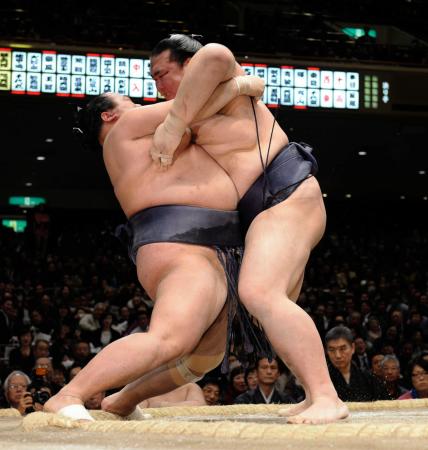 　豊ノ島（左）を土俵際に追い込む稀勢の里（撮影・開出　牧）