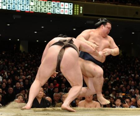 取り直しの一番で白鵬（左）に押し倒しで敗れた稀勢の里＝両国国技館（撮影・園田高夫）