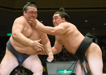 　決勝で大関稀勢の里（左）を押し出す横綱日馬富士＝両国国技館