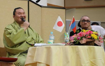 　トークショーで元横綱の輪島さん（右）と語り合う横綱白鵬＝石川県七尾市（撮影・永井響太）