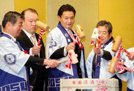 　鏡開きをする貴乃花親方（中央）＝撮影・保田叔久