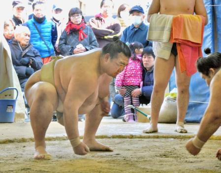 　弟弟子の高安と稽古する大関稀勢の里＝大阪市港区の田子ノ浦部屋