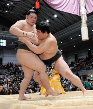 　明生（左）を寄り切りで破った御嶽海