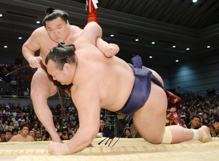 　白鵬がすくい投げで宝富士を下す＝ボディメーカーコロシアム