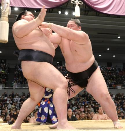 　押し出しで稀勢の里（左）を破る逸ノ城