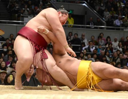 　突き落としで松鳳山（右）を下す遠藤。松鳳山の体が遠藤の左足に落ち痛める