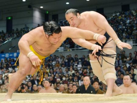 　安美錦が引っ掛けで松鳳山を破る