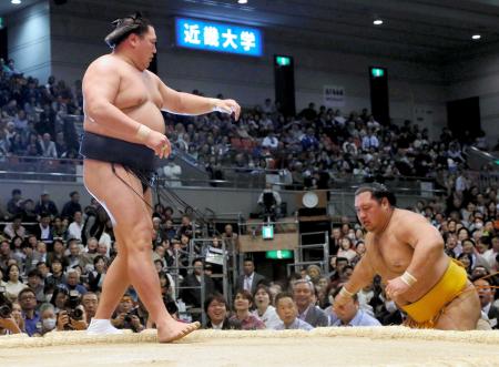 　小手投げで松鳳山を破る旭天鵬（左）＝撮影・飯室逸平