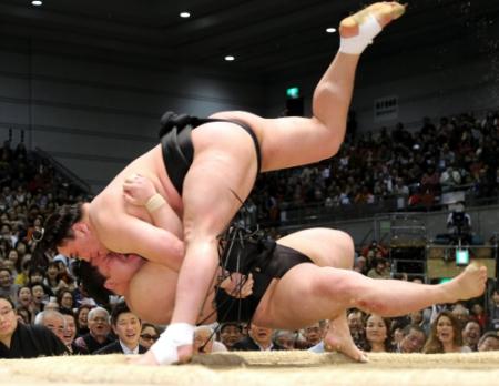 　下手投げで日馬富士に敗れた豪栄道（下）