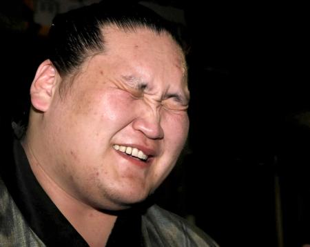 　大勢のカメラマンからフラッシュを浴び、目をつぶる照ノ富士（撮影・畦地巧輝）