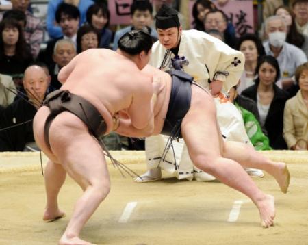 　白鵬（左）に突き落としで破れた稀勢の里