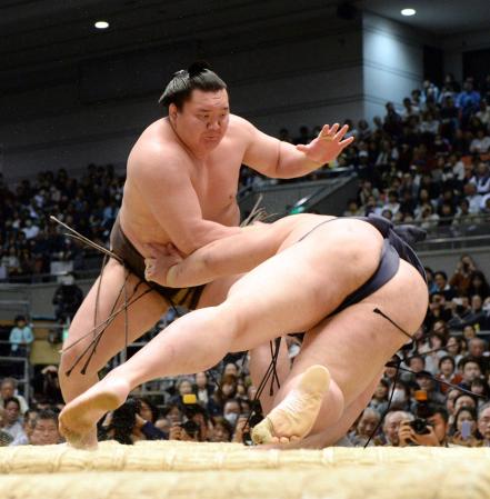 　突き落としで稀勢の里を下す白鵬（撮影・岩崎拓郎）