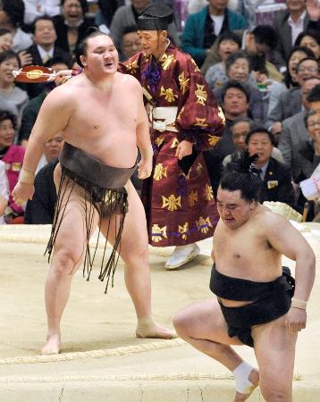 　日馬富士（右）を寄り切りで破り、自らが持つ史上最多記録を更新する３４度目の優勝を決めた白鵬＝２２日、大阪市のボディメーカーコロシアム