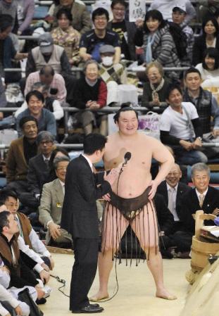 　大相撲春場所で優勝し、インタビューに答える横綱白鵬