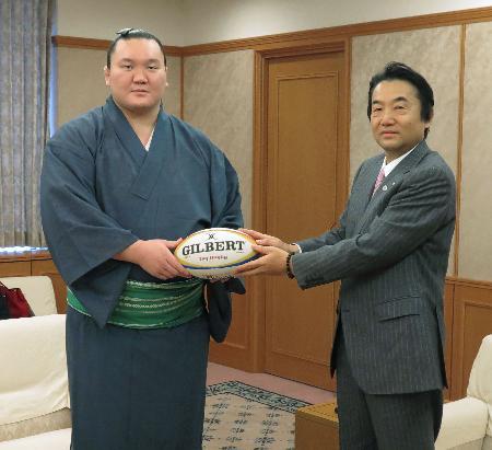 　東大阪市役所を訪れ、野田義和市長からラグビーボールを贈られた横綱白鵬関＝２６日午後
