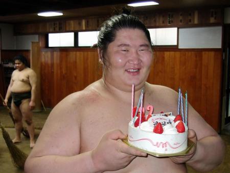 22歳になりバースデーケーキを手に笑顔の逸ノ城（埼玉・川口市の湊部屋）